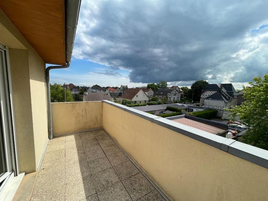 Persea Yourhosthelper Ouistreham Bagian luar foto