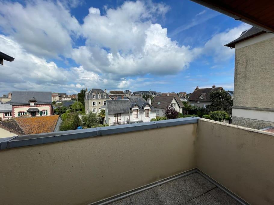 Persea Yourhosthelper Ouistreham Bagian luar foto